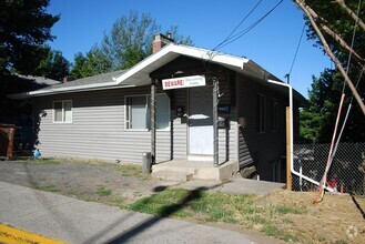 Building Photo - 725 NE Maple St