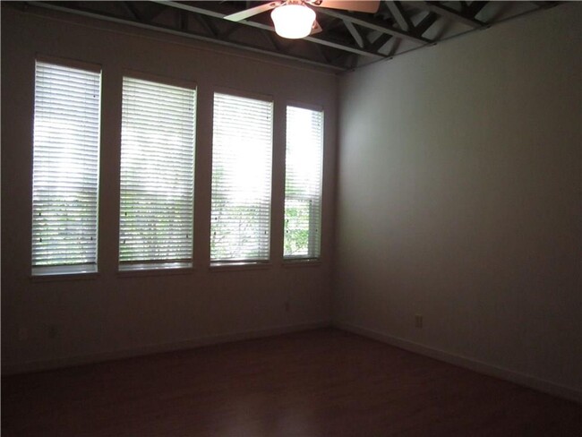 Building Photo - 1615 W Oleander St