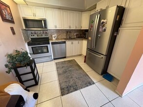 Building Photo - 202 Greenbrier C