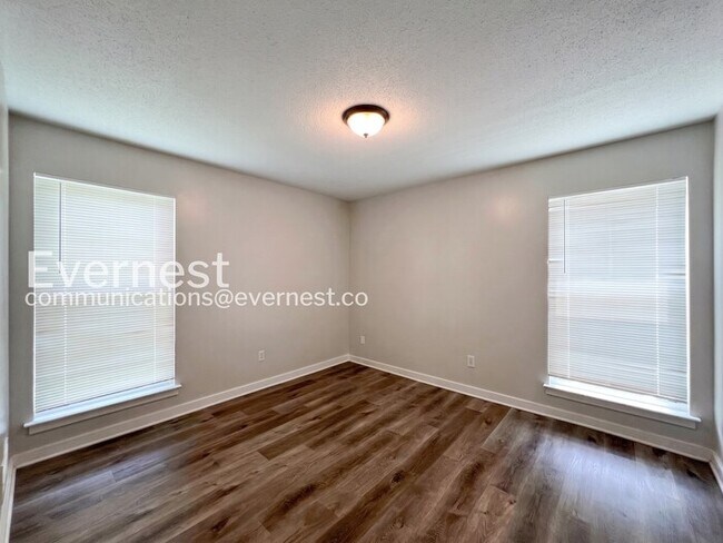 Building Photo - 3-Bed/2-Bath Home with Patio/Available Now!