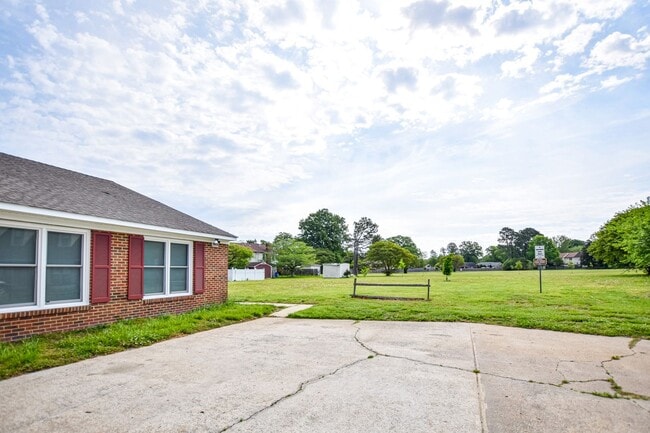 Building Photo - 3900 Raintree Ct