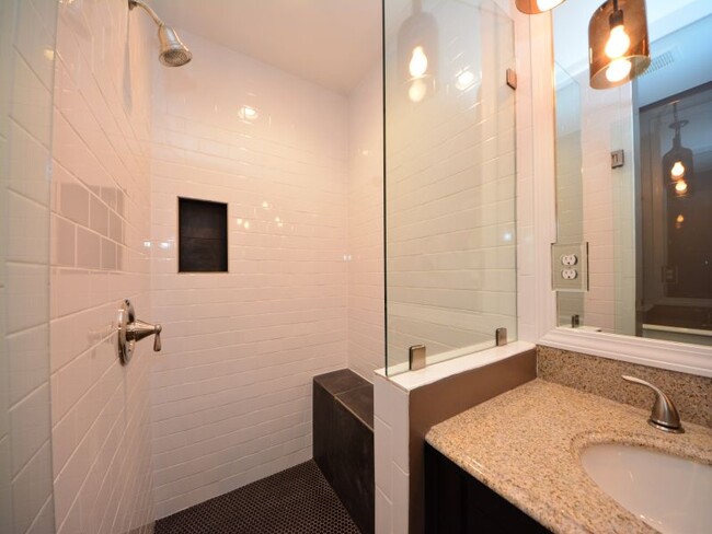 suite bath - 833 United Ave SE