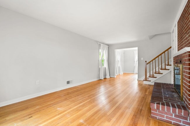 Building Photo - 3 Bed 2 Bath - Takoma Park Split Level - 1...