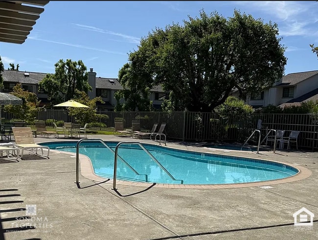 Building Photo - 3 Bedroom, 2.5 Bathroom Townhouse, Located...