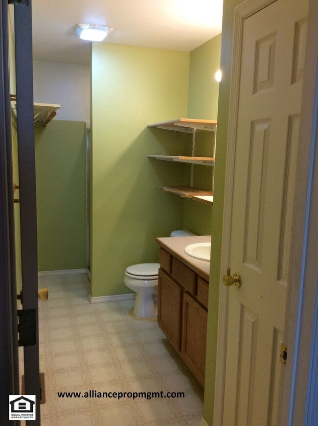 Building Photo - 3 Bedroom 2 Bath Condo Close to Hyalite Elementary