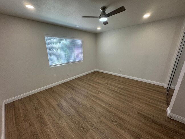 Building Photo - 2 Bedroom Townhome Remodeled