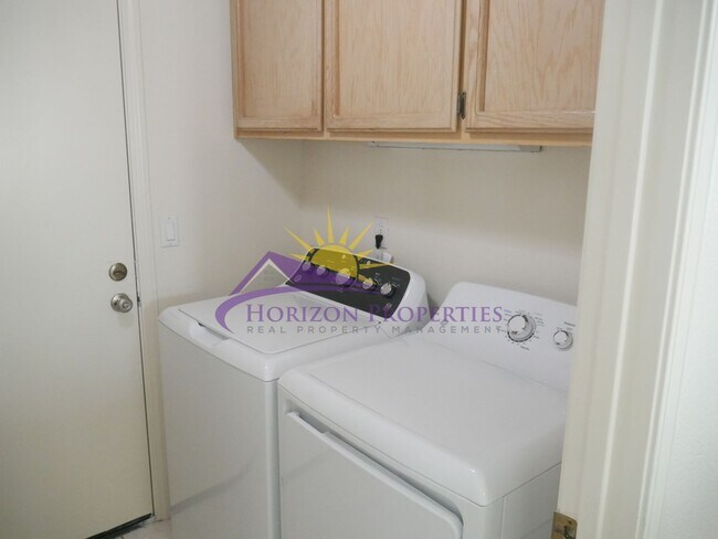Building Photo - Unique 3 Bed 2.5 Bath 1,971sqft Single Fam...