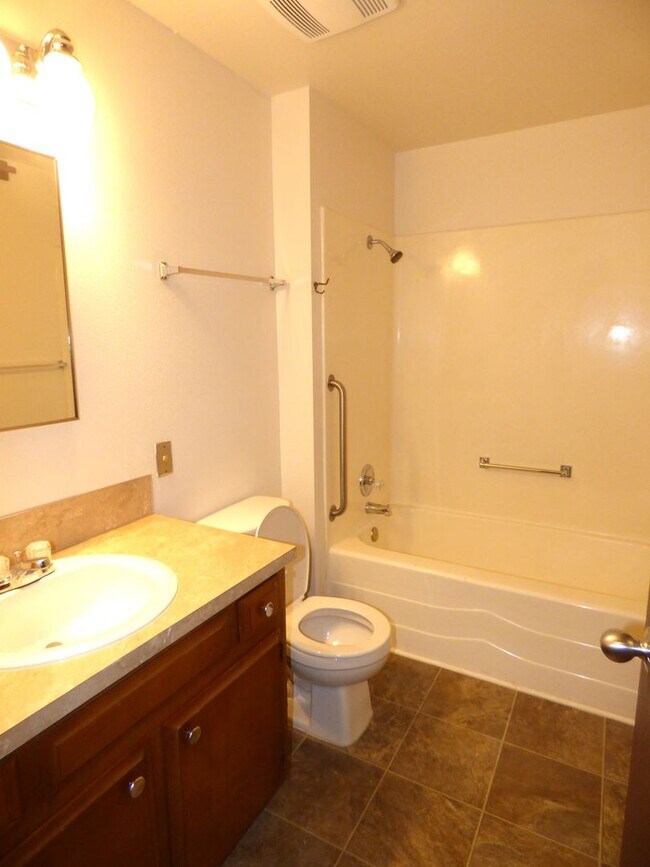 Building Photo - Rent Special: 1/2 Off June's Rent!! 2-bedroom Single Level Apartment