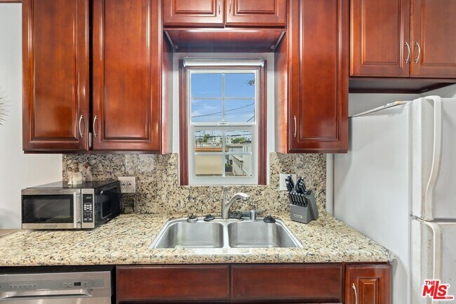 Building Photo - 1330 S Barrington Ave