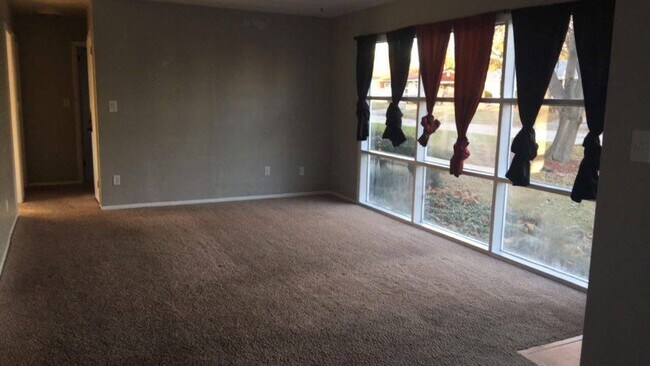 Building Photo - 3 bed/1bath - Great location