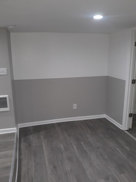 Living room area - 1325 E Mt Pleasant Ave