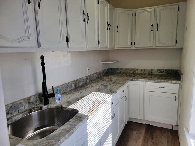 Building Photo - 73 Esther St