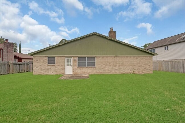 Building Photo - 1707 Stone Lake Dr