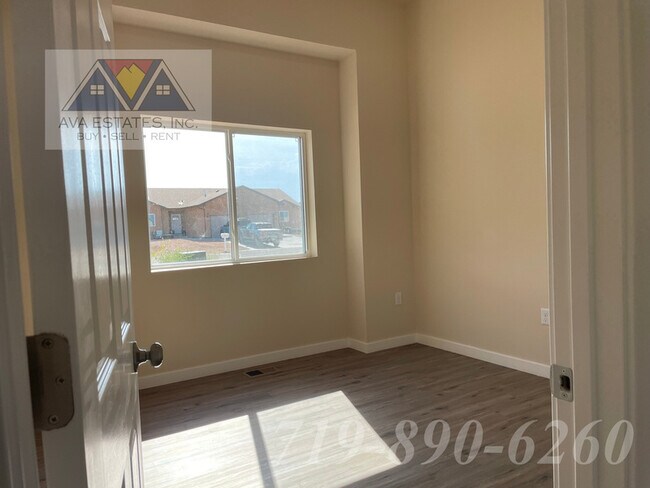 Building Photo - 753 E Springmont Dr