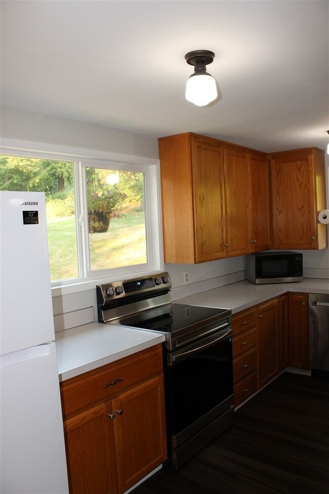Building Photo - 4 Bedroom, 1 Bathroom Home in Bow!