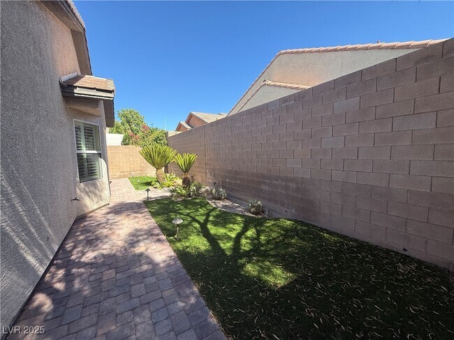 Building Photo - 2739 Mintlaw Ave