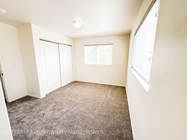 Building Photo - Beautiful 4 bedroom 3 bath townhouse w/att...