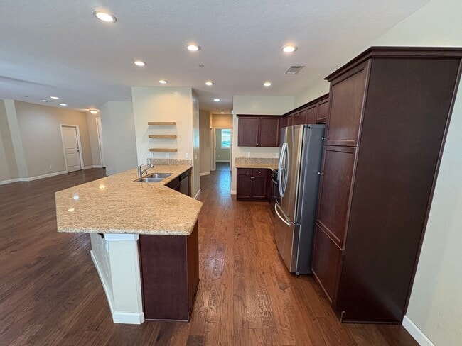 Building Photo - SE Visalia home Coming Soon!!