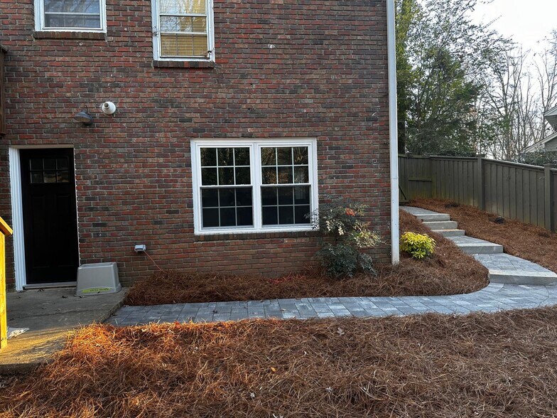 Building Photo - 3914 Parkcrest Dr NE