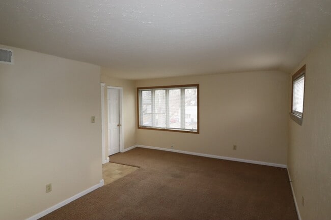 Building Photo - Large 2-Bed Upper Duplex