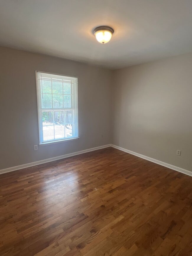 Building Photo - Two Bedroom One Bath