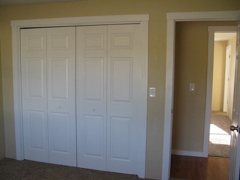 Building Photo - 305 S 5th St W