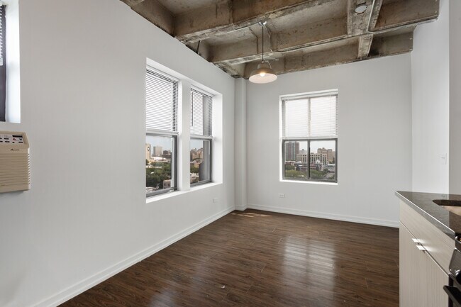 Building Photo - 1325 W Wilson Ave