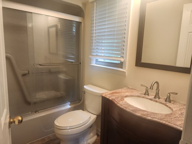 Building Photo - Electric Included! 2 Bed 1.5 Bath Condo!