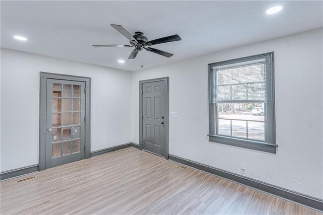 Building Photo - 561 Tuttle Ave