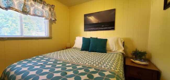 Building Photo - Charming 3-Bedroom, 1.5-Bathroom Fully Fur...