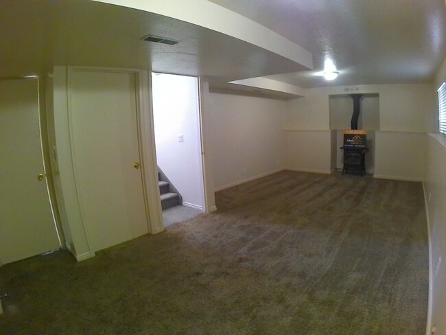 Building Photo - 4 Bedroom 2 Bath  Home 2 Car Garage. Dog F...