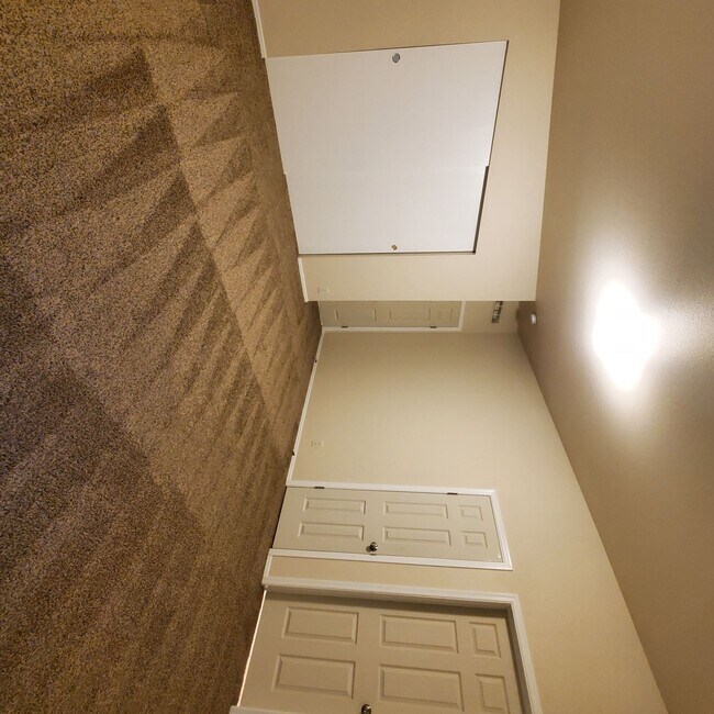 Building Photo - 5 bedroom : 3 bath Home with a Garage in Tangent