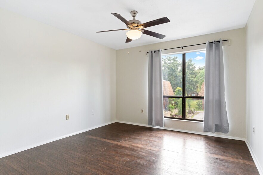 Building Photo - 1836 N Crystal Lake Dr