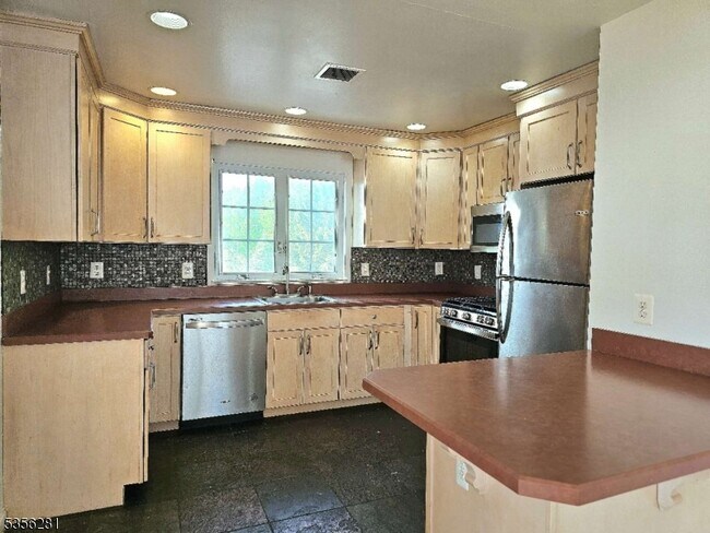 Building Photo - 1405 Mopsick Ave