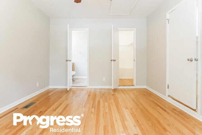 Building Photo - 300 Oakwood Ave