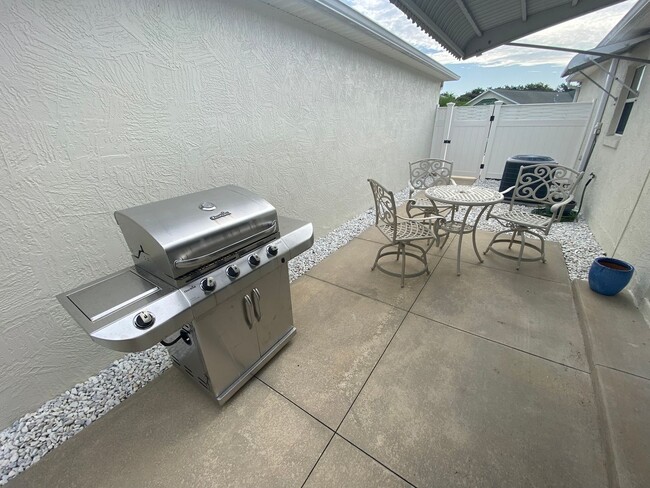 Building Photo - Beautiful Fully Furnished, SEASONAL RENTAL, Courtyard Villa In the Cottages at Summerchase