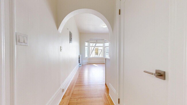 Building Photo - 1060 Bush St