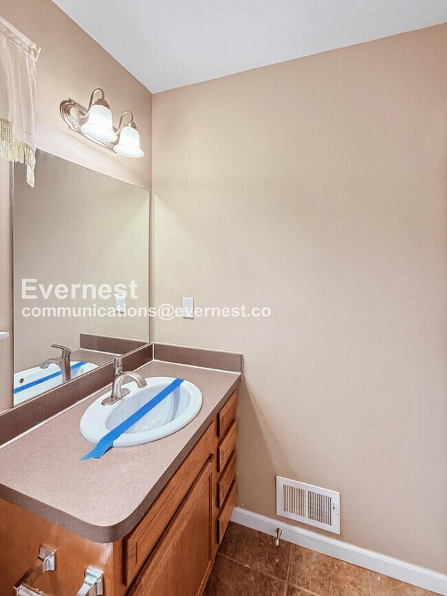 Building Photo - Spacious 3 Bed, 2.5 Bath Home with Fenced Yard and Attached Garage