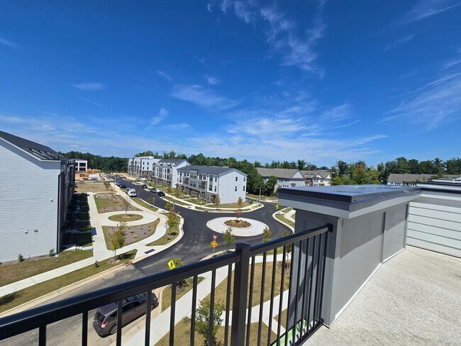 Building Photo - Modern Urban Elegance Meets Functionality