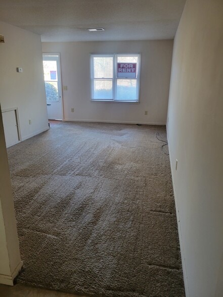 Living room - 208 Glamorgan Dr