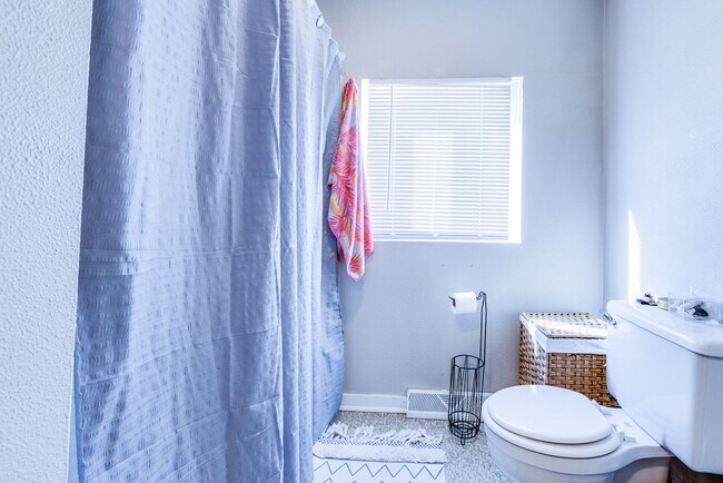 Building Photo - 1022 E Warrington Ave