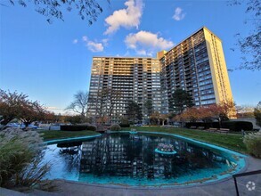 Building Photo - 2 Bay Club Dr