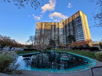 Building Photo - 2 Bay Club Dr