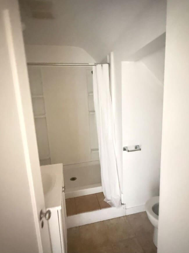 Building Photo - Spacious 5-Bedroom Home near WWU!