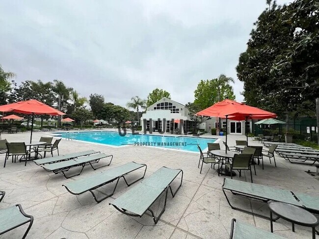 Building Photo - Charming 1Bd Upstairs Condo w/ Den & Garage