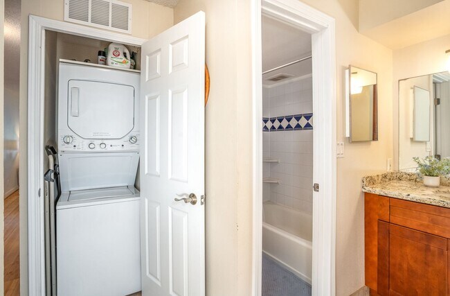Building Photo - 1/1 Updated Furnished Condo + Private Lanai
