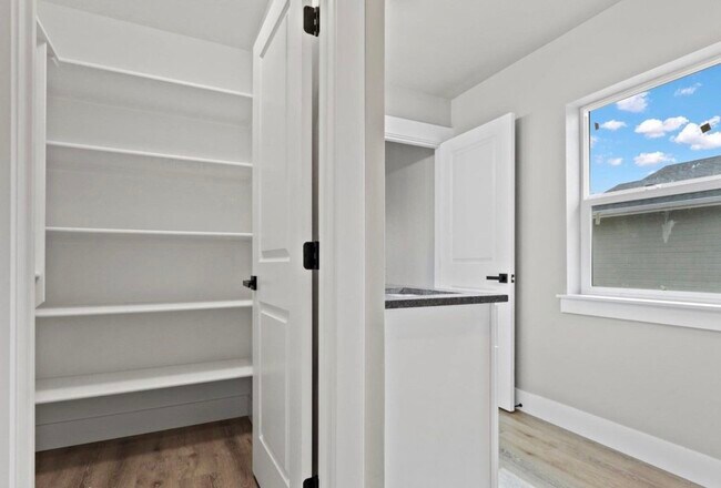 Building Photo - 465 S 3rd E St