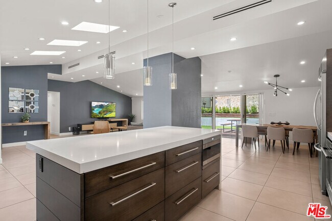 Building Photo - 20159 Hatteras St