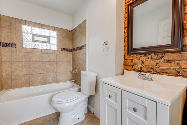 Building Photo - AVAILABLE July 2026 - Huge 5 Bedroom, 2 Bath Home in South Side Slopes w/ Garage Attached!