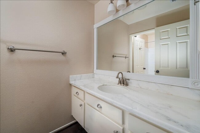 Building Photo - Stevenson Ranch Townhome!  3+2.5+ Loft!  2...